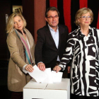 Imagen de Artur Mas, Joana Ortega e Irene Rigau haciendo el gesto simbólico de repetir el voto del 9N en el Museo de Historia el 5 de febrero de 2017.