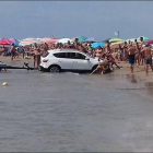 El cotxe ha quedat atrapat a primera línia de mar.