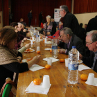 Una mesa del DiNadal con varias personas comiendo arroz blanco con tomate.