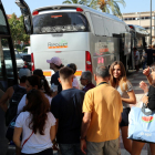 Pla general dels autocars a l'estació de tren de Reus on els usuaris del servei entre Riba-roja i Barcelona han de fer transbord. Imatge del 4 d'agost de 2017 (horitzontal)