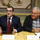 Imatge d'arxiu de l'alcalde del Morell, Pere Guinovart, al costat esquerre del conseller d'Interior, Jordi Jané, en l'acte de signatura del conveni de cessió d'emissores de la xarxa RESCAT.
