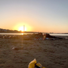 Imatge d'una platja de Cunit a primera hora del matí d'aquest divendres de Sant Joan.