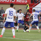 Vitor Silva intenta marcharse de dos rivales durante el Reus-Zaragoza de esta temporada.