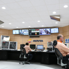 Pla general de la sala de control 24 hores de polipropilè de Repsol a Tarragona amb la nova il·luminació LED que reprodueix la llum natural, i de tres treballadors a la sala, davant les pantalles, en una imatge del 5 de maig del 2017