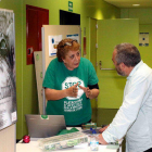 Una representant de la PAH Terres de l'Ebre explicant les propostes a un dels professors de la URV. Imatge del 4 de maig de 2017