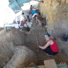 En primer terme, Anna Rufà durant una excavació al Molí del Salt.