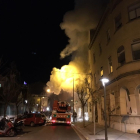 El fuego ha tenido ha tenido lugar en un edificio delante de la Escola Maria Cortina.