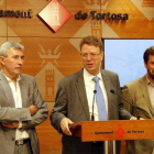 El |conseller de Salud, Antoni Comín, a la derecha, con el alcalde de Tortosa, Ferran Bel, y el primer teniente de alcalde, Josep Felip Monclús.