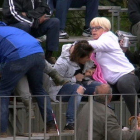 Imatge capturada del vídeo de l'agressió que pateixen dues activistes d'AnimaNaturalis durant un acte taurí a Mas de Barberans.