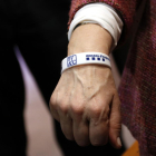 Una polsera amb codi QR per a les persones amb Alzheimer, amb els logotips de la FAFAC i els Mossos d'Esquadra.
