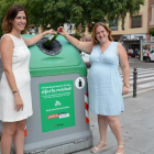 Un dels contenidors instal·lats, amb la consellera de Neteja Pública, Ivana Martínez, i la gerent de Catalunya d'Ecovidrio, Sílvia Mayo.