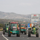 Más de un centenar de tractores colapsan la N-340 para reclamar 1,6 MEUR para los campesinos del Ebro