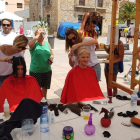 Dos de las asistentes que decidieron cortarse el pelo para participar en la actividad solidaria.