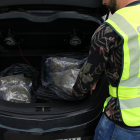 La marihuana se encontró en el maletero del vehículo.