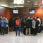 Ciutadans fent cua davant mostradors en els moments previs a volar cap a Brussel·les.