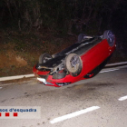 Imagen del vehículo volcado por un menor que conducía bebido.