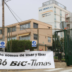 Exterior de la empresa Bic Graphic a Tarragona, y de un cartel colgado fuera donde se lee que 'No somos de usar y tirar' y la cifra de '136' en referencia a los trabajadores afectados por el ERE, el 2 de mayo del 2017