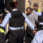 Entrada del detingut per la mort d'una prostituta de 47 anys a Valls, emmanillat, a cara descoberta i el cap acotxat, rodejat d'agents policials, als jutjats de Valls a dos quarts de deu del matí del 26 d'abril de 2016