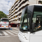 Dos autobusos entrant al carrer Murillo de Salou.