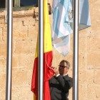 Pla obert de l'alcalde de Torredembarra, Eduard Rovira, lligant la bandera espanyola al pal.