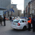 Agents i furgonetes de la policia federal belga custodien la seu de la Comissió Europea.