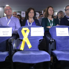 Cadires buides i llaços grocs en record als consellers del PDeCAT empresonats, i per al president Carles Puigdemont, en l'inici del Consell Nacional del PDECAT.