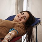 Una noia donant sang en una imatge d'arxiu.