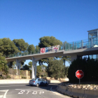 Un cartell situat al pont de l'N-340 reivindica que els veïns no volen l'aparcament a Las Salinas.