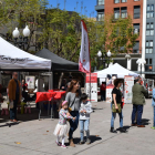 La plaça Verdaguer s'ha omplert amb estands informatius de la Creu Roja.