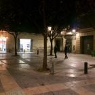 El usuario de Twitter Martí compartía la inusual imagen de la plaza sin mesas durante la noche.