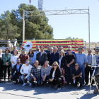 Foto de grup dels alcaldes i regidors amb membres de l'Agrupació de Penyes i Comissions Taurines de les Terres de l'Ebre.