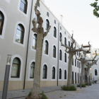 Entrada de la Escola Oficial d'Idiomes, situada en el antiguo edificio de la fábrica de la Chartreuse.