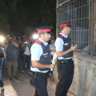 Dos agents dels Mossos que miren el recinte de l'institut Antoni Martí i Franquès de Tarragona.