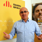 El cabeza de lista de ERC por Tarragona, Òscar Peris, delante de un cartel de campaña con Oriol Junqueras.