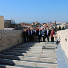 Foto de familia en la zona restaurada de las murallas con el director de los servicios territoriales del Departamento de Cultura, Jordi Agràs y la consellera de Patrimoni de l'Ajuntament de Tarragona, Begoña Floria.