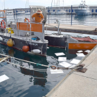 Fuita d'oli i combustible d'una embarcació al port esportiu de Tarragona