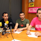 Pla general dels regidors de la CUP de Reus David Vidal, Edgar Fernández i Oriol Ciurana, en roda de premsa el 21 d'abril del 2016