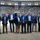 Foto de família de la delegació europea que ha visitat Tarragona amb l'alcalde, Josep Fèlix Ballesteros, a la Tàrraco Arena Plaça. Imatge del 07/05/2017
