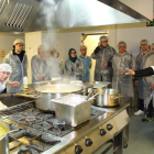 Imatge de la visita dels alumnes de la Fundació Onada a la cuina del Joan XXIII.