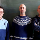 Pla mig de Sergio Gómez (esquerra), Albert Solé-Ribalta (centre) i Àlex Arenas (dreta), els investigadors del Departament d'Enginyeria Informàtica i Matemàtiques de la URV que han fet l'estudi
