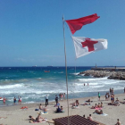 La bandera vermella que prohibeix el bany a la platja del Miracle.