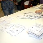 Imatge del recompte de vots a un cl·legi electoral.