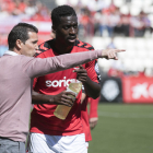Juan Merino, hablando con Zahibo durante el partido de los suyos en el Nuevo Estadio contra la Almería.