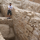 Pla obert del director de l'excavació de Tortosa, Ramon Ferré, mostrant una antiga sortida de la claveguera d'època romana. Imatge del 7 de juliol de 2017