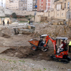Operaris i maquinària treballant en la recuperació de les restes del teatre romà.