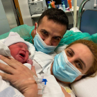 Candela con sus padres minutos después de su nacimiento