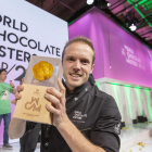 Imatge de Lluc Crusellas amb el primer premi del World Chocolate Masters.