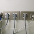 Diversos endolls connectats a la xarxa elèctrica.