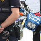 Pla detall d'una de les motocicletes de la Guàrdia Urbana de Barcelona.