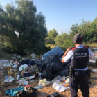 Agents dels Mossos d'Esquadra es van personar al lloc on es van abocar els residus.